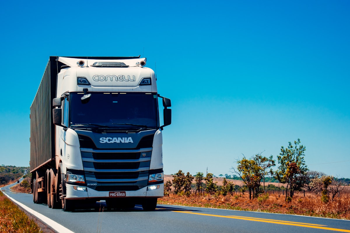 Тягач Scania на трассе